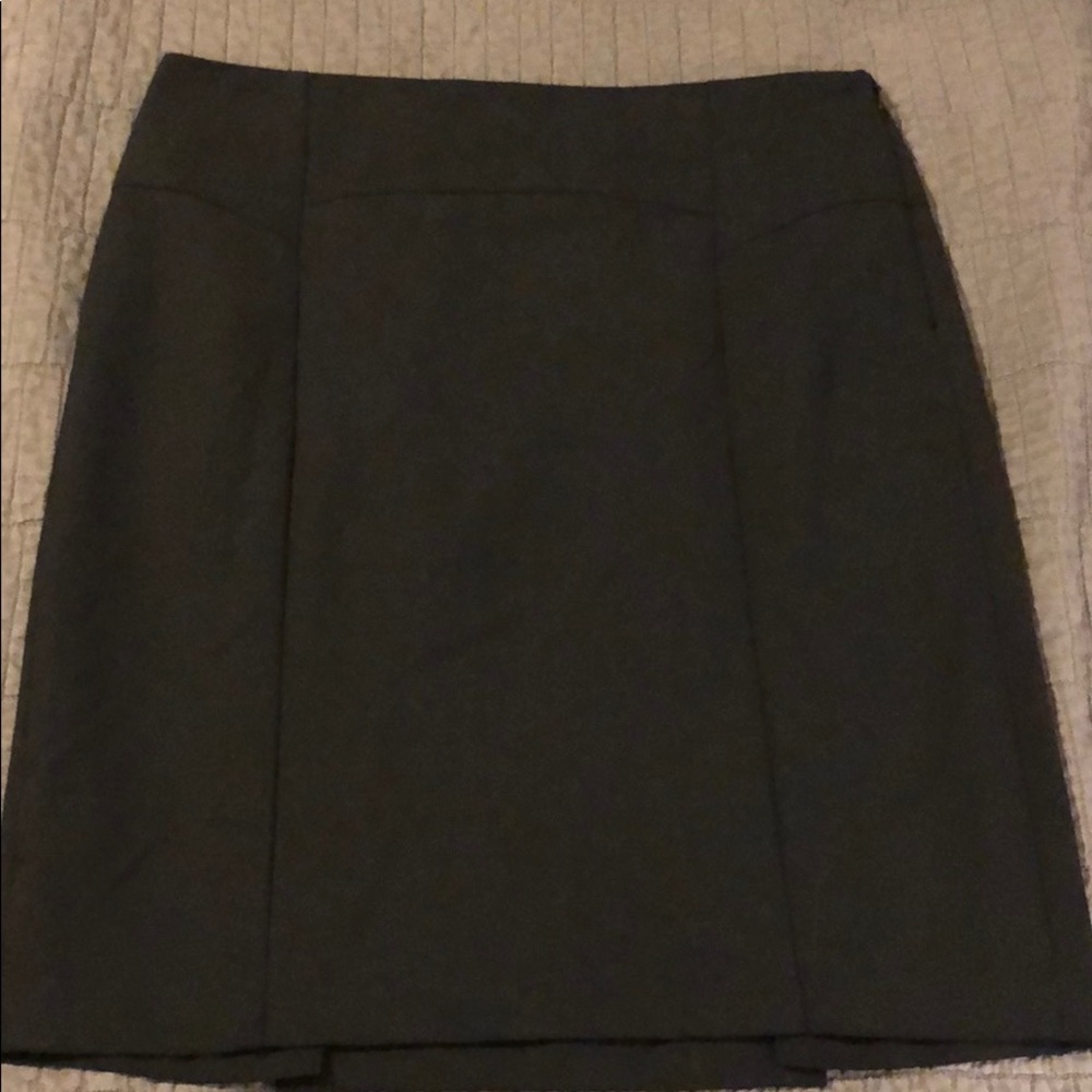 The Limited Skirt in solid black